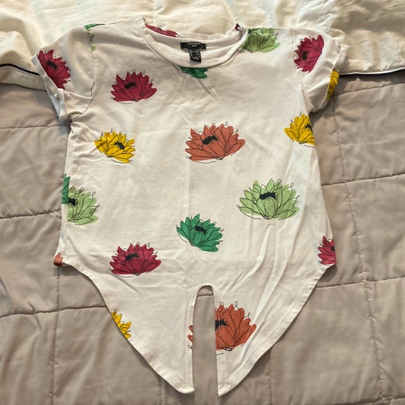 White t-shirt with flowers. - Picture 1 of 3